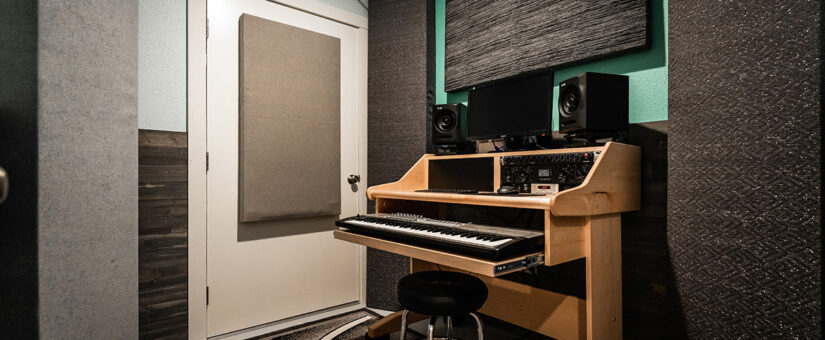 Production room with a computer and DAW
