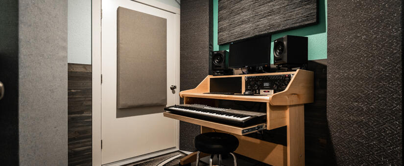 Production room with a computer and DAW
